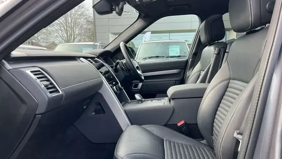 Usado Land Rover Discovery 5 SE Dynamic 350 HP (257 kW) 2024 Cinzento SUV