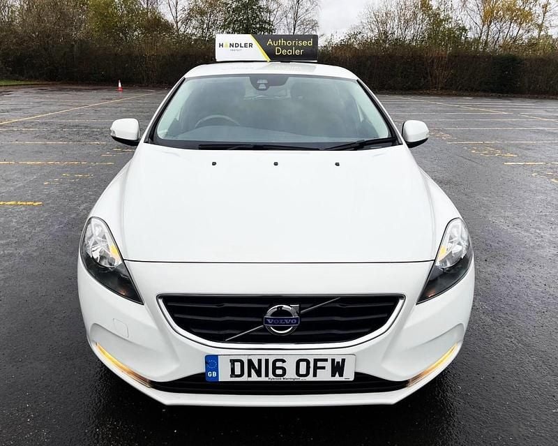 Used Volvo V40 120 HP (88 kW) 2016 White Hatchback