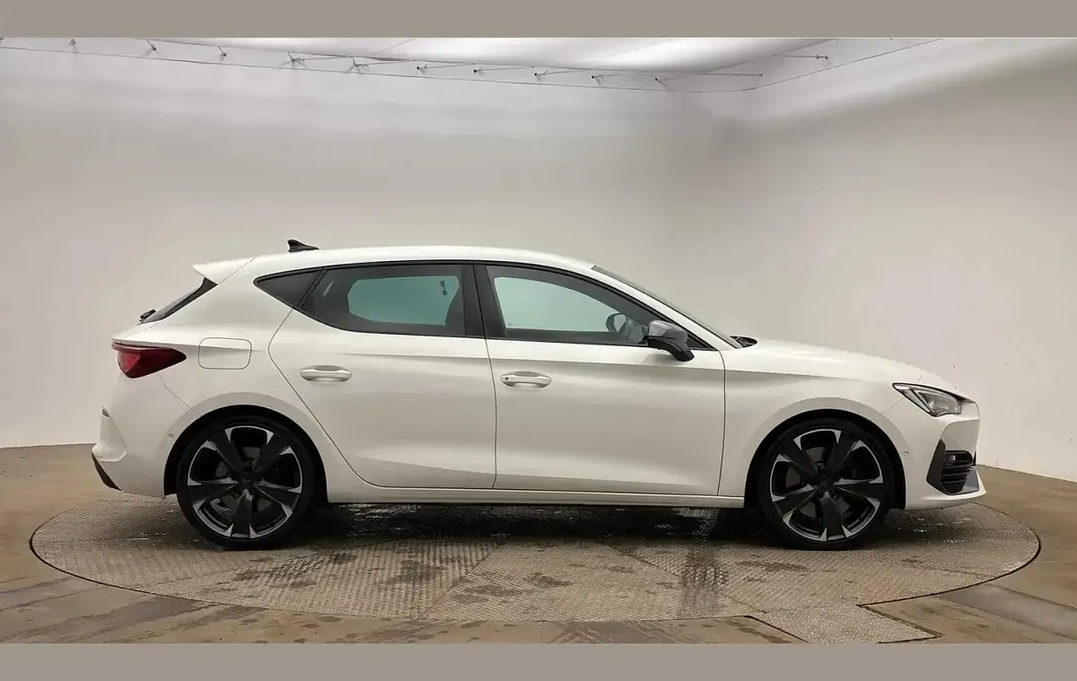 Used Cupra Leon VZ2 241 HP (177 kW) 2023 White Hatchback