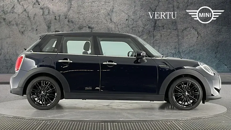 Usado Mini Cooper Exclusive 136 CV (100 kW) 2024 Negro Utilitario