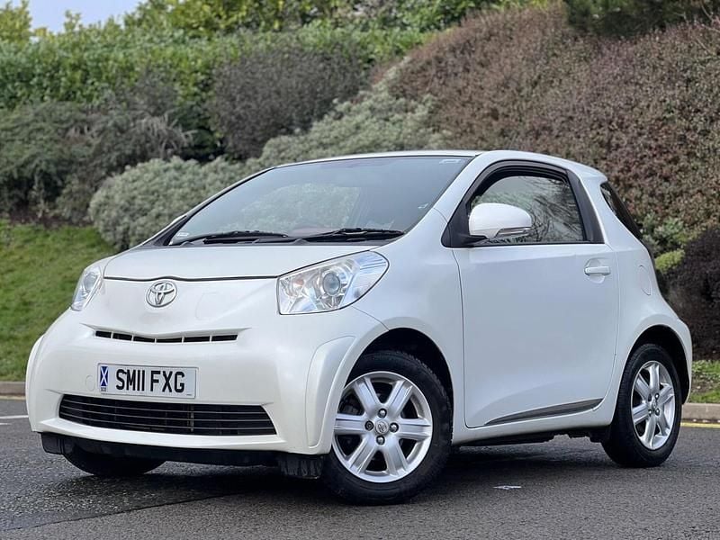 Used Toyota iQ 68 HP (50 kW) 2011 White Hatchback