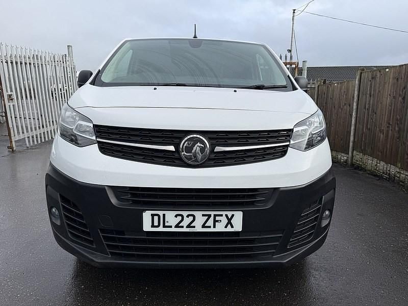 Second-hand Vauxhall Vivaro 100 CP (73 kW) 2022 Alb Monovolum