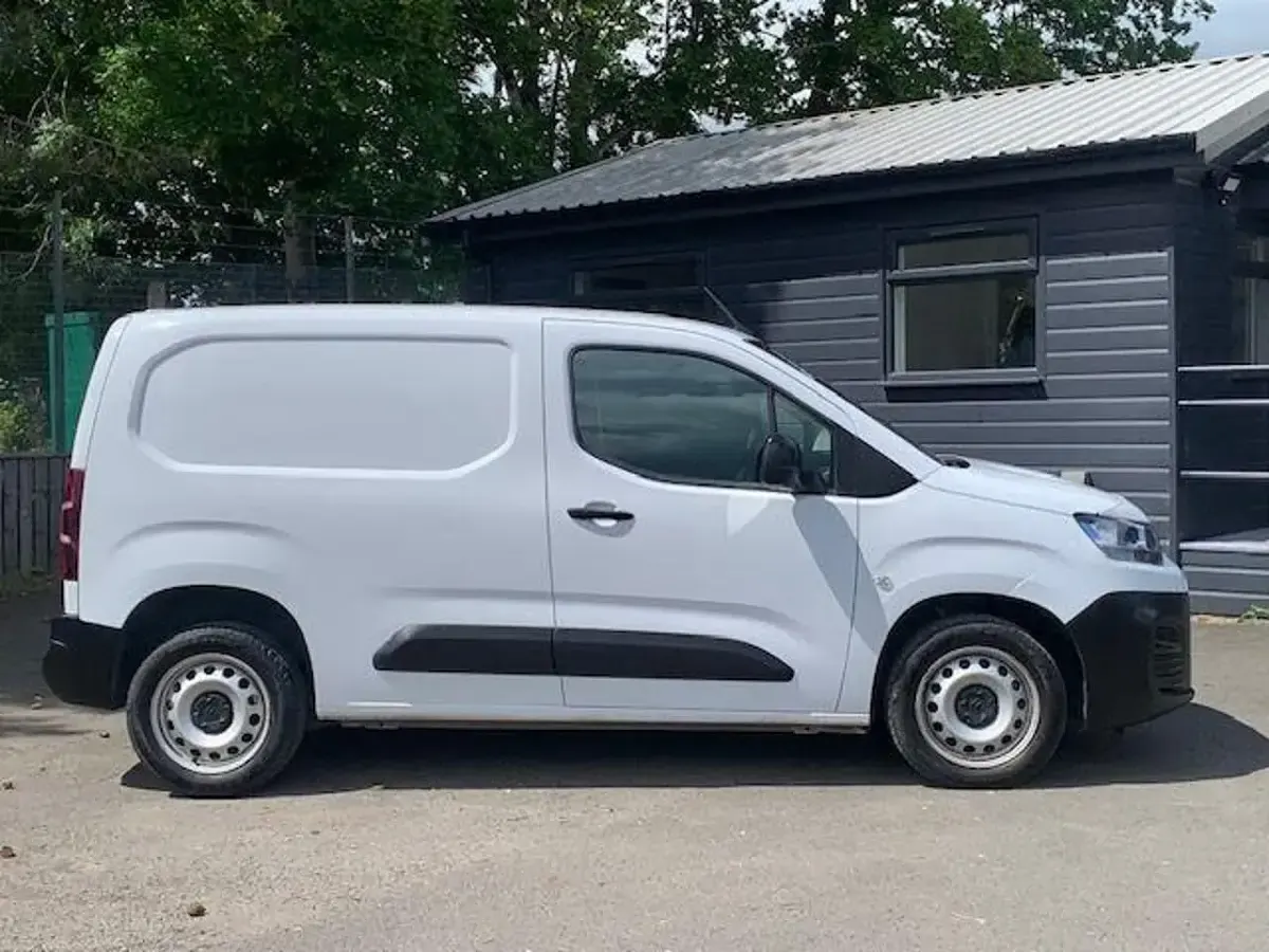 Used Citroën Berlingo 99 HP (72 kW) 2023 White MPV