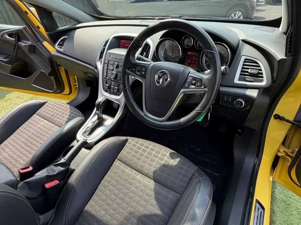 Usado Vauxhall Astra GTC SRi 165 HP (121 kW) 2016 Amarelo Citadino