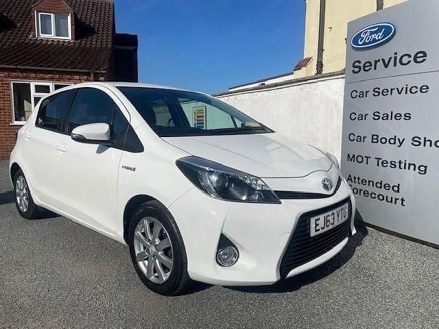 White Used 2014 Toyota Yaris Hybrid Hatchback | £8,995 (A bit pricey) - Image 1/4