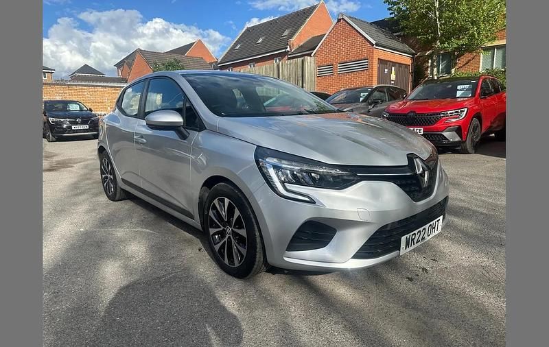 Used Renault Clio V Iconic 90 HP (66 kW) 2022 Silver  Hatchback
