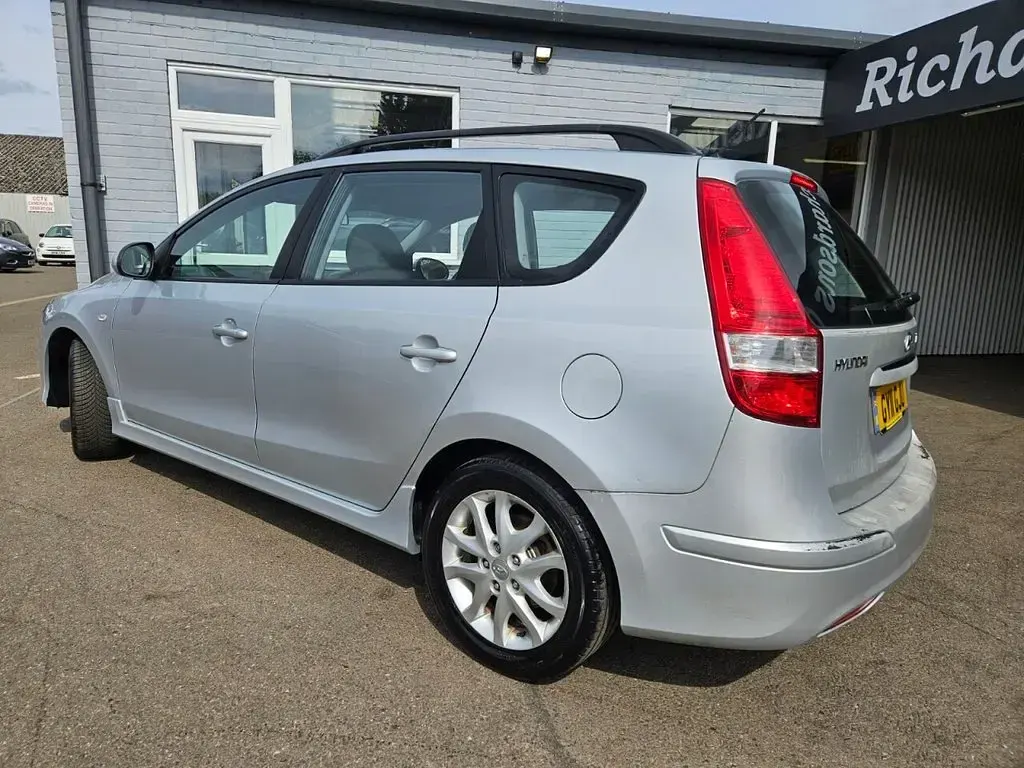 Used Hyundai i30 Comfort 115 HP (84 kW) 2011 Silver Estate