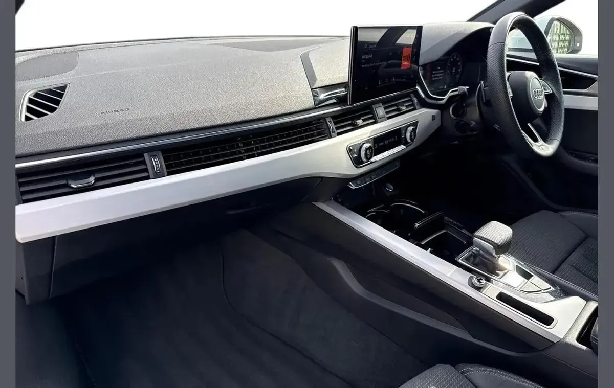 Used Audi A4 S-Line 200 HP (147 kW) 2024 White Estate