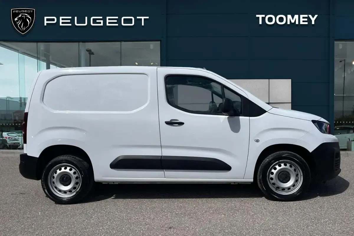Used Peugeot Partner Premium 102 HP (75 kW) 2023 White MPV