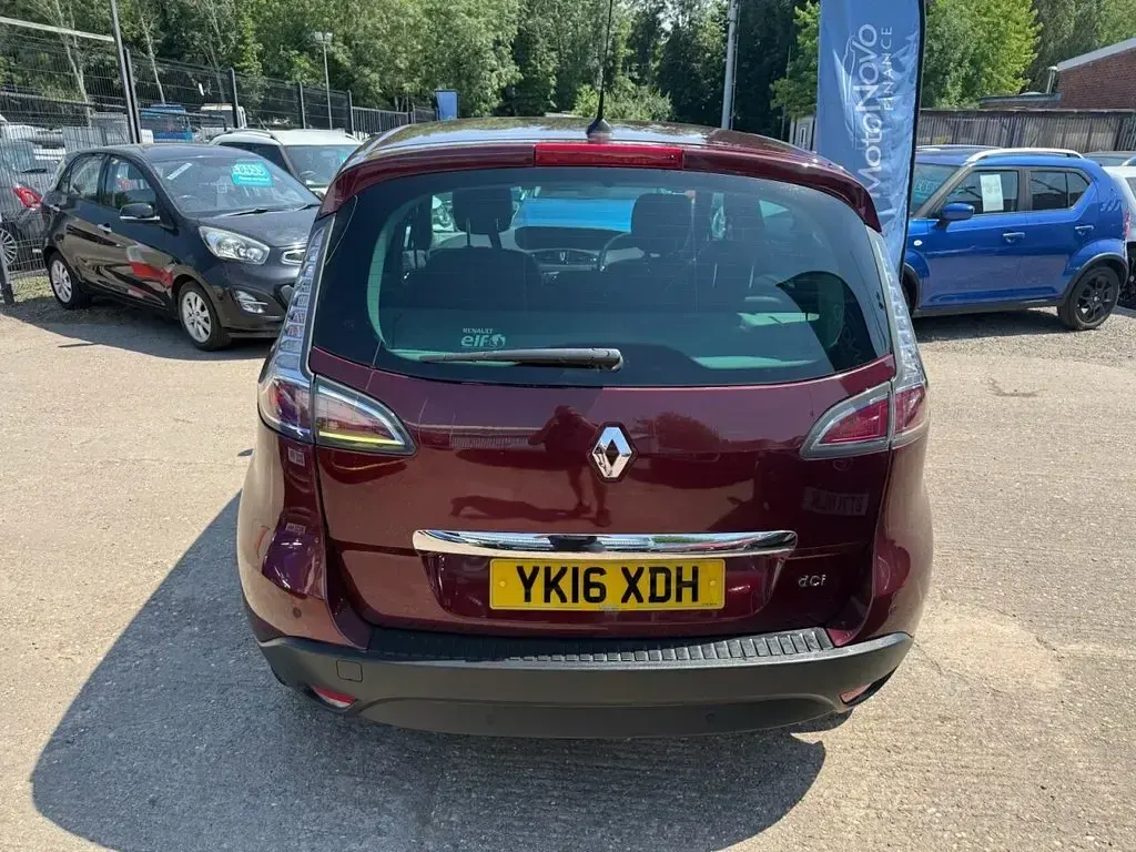 Used Renault Scénic Dynamique 110 HP (80 kW) 2016 Red MPV