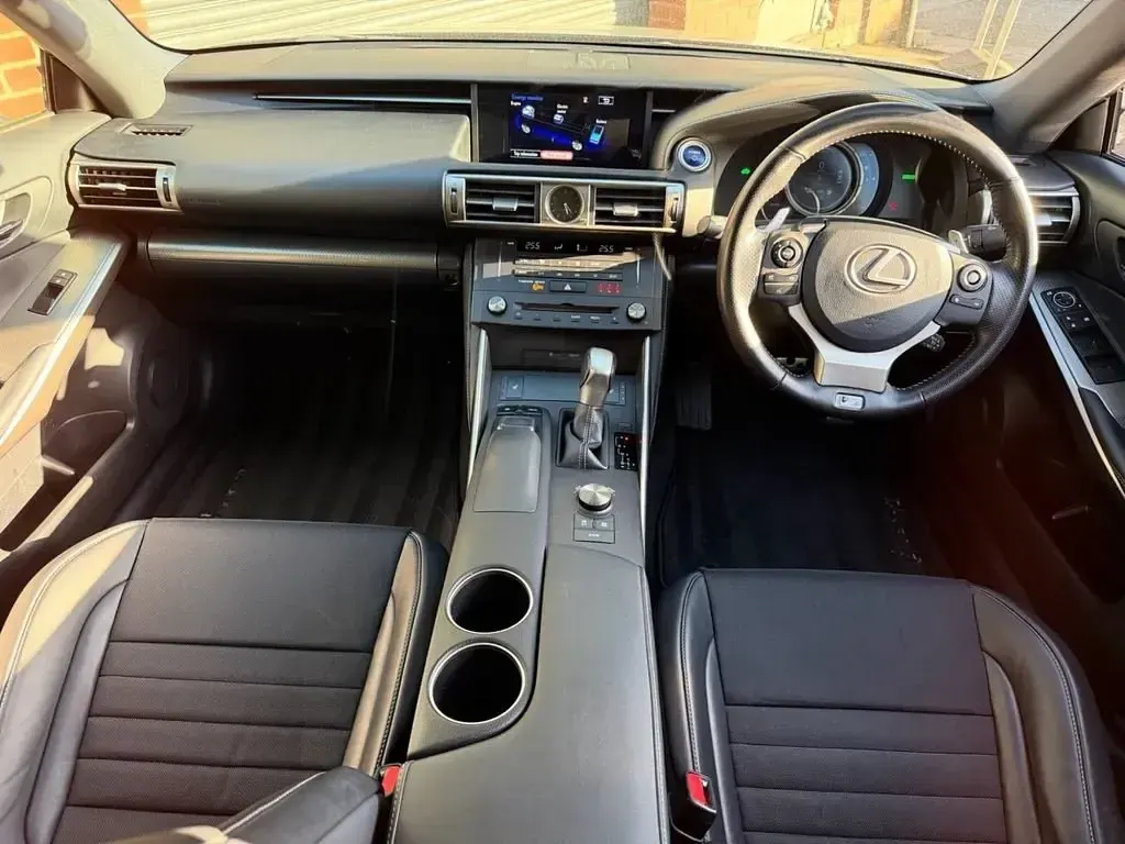 Usado Lexus IS300h Sport Line 223 CV (164 kW) 2016 Plateado Berlina