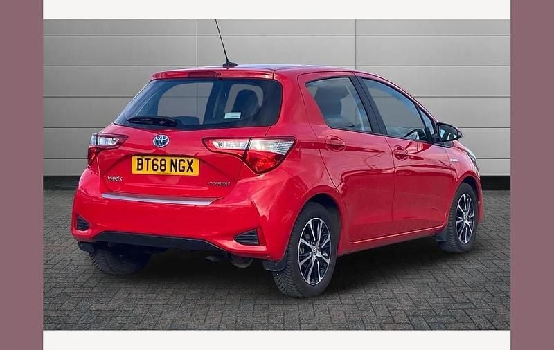Used Toyota Yaris Hybrid 134 HP (98 kW) 2018 Chilli red Hatchback