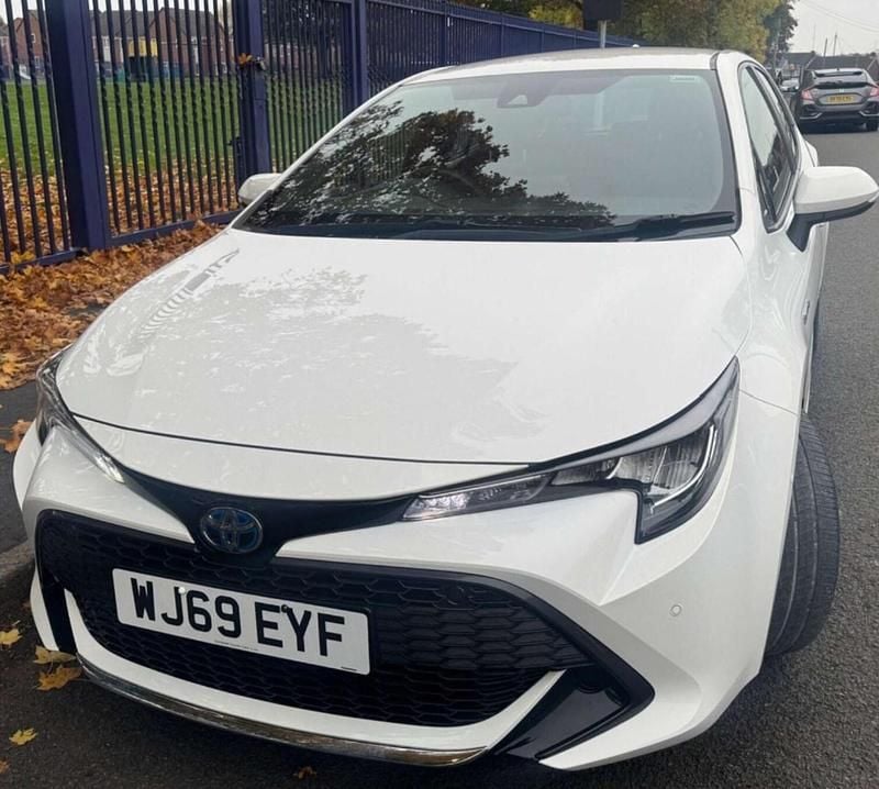 White Used 2019 Toyota Corolla Hatchback | £14,995 (Good price) - Image 1/3