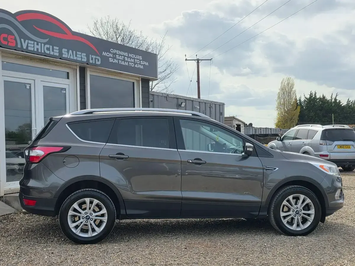 Usado Ford Kuga Titanium 180 HP (132 kW) 2016 Cinzento SUV