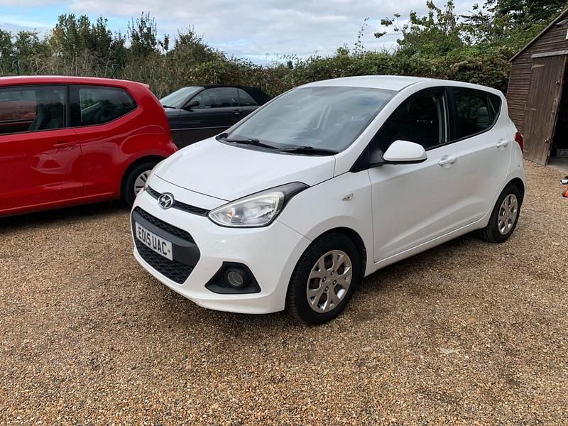 Used Hyundai i10 SE 87 HP (63 kW) 2015 White Hatchback