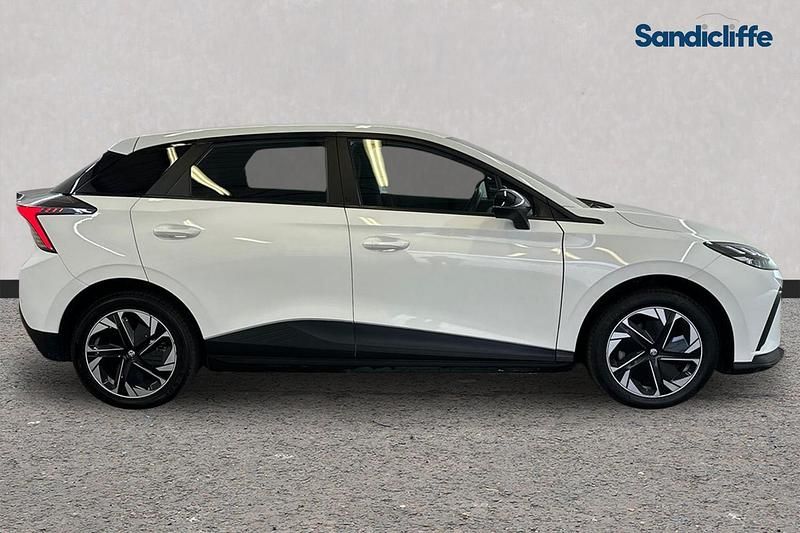 Begagnad MG MG4 EV SE 125 kW (170 HK) 2023 Vit Halvkombi