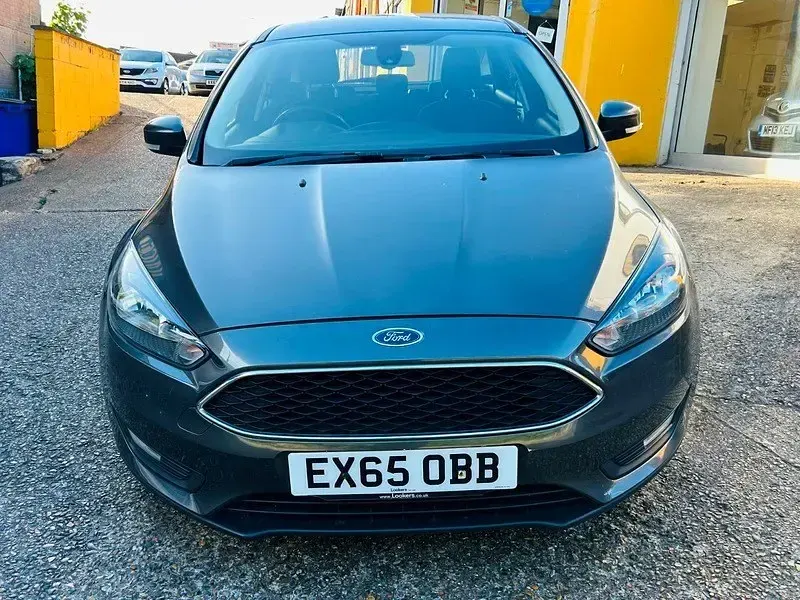 Usado Ford Focus Zetec 2015 Cinzento Citadino