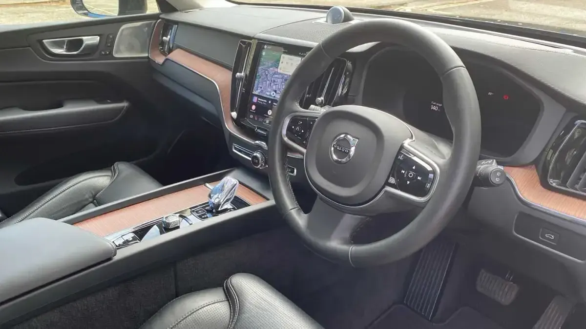 Used Volvo XC60 Ultimate 250 HP (183 kW) 2023 Grey SUV