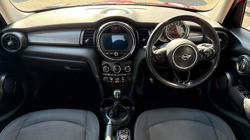 Begagnad Mini Cooper Hatch 134 HK (98 kW) 2018 Röd Halvkombi