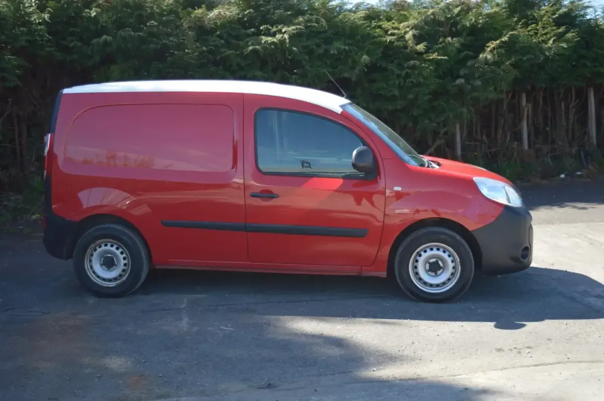Usado Renault Kangoo Business 90 CV (66 kW) 2019 Rojo Monovolumen