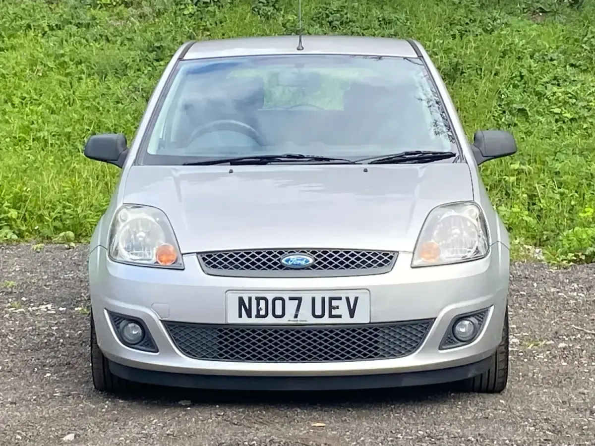 Usado Ford Fiesta Zetec 75 CV (55 kW) 2007 Plateado Utilitario
