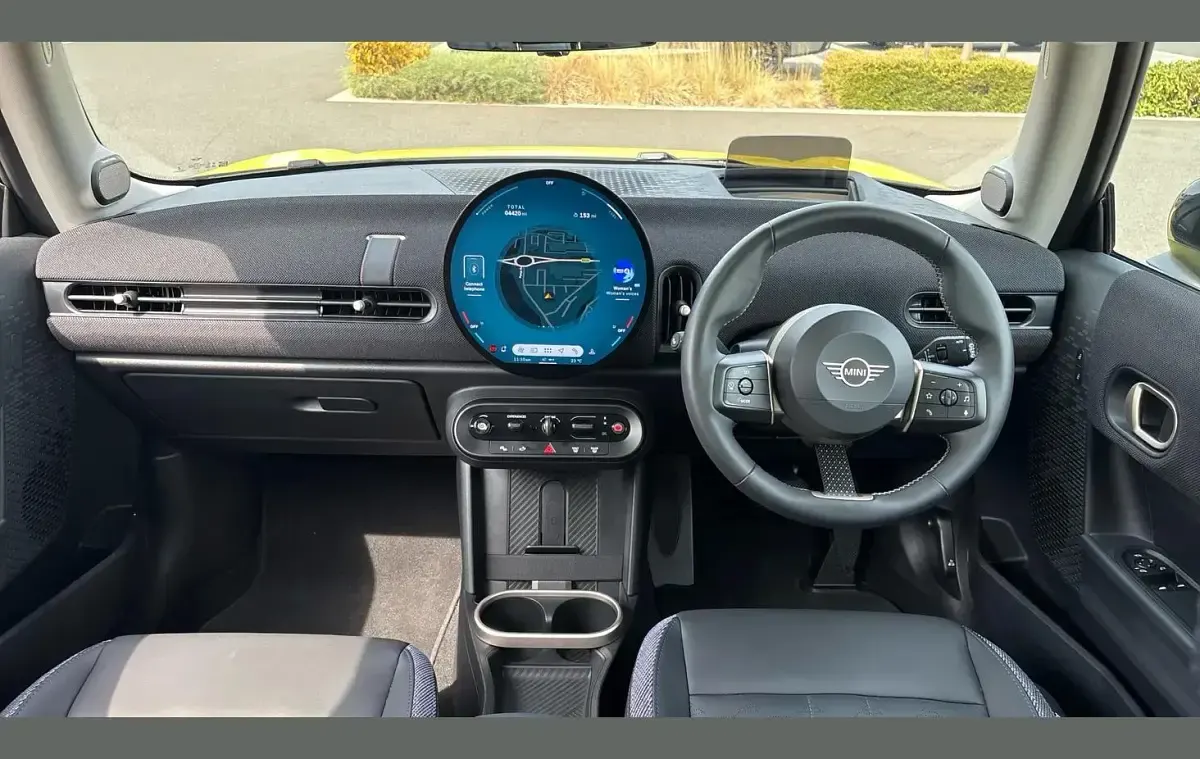 Used Mini Cooper Classic 154 HP (113 kW) 2024 Yellow Hatchback
