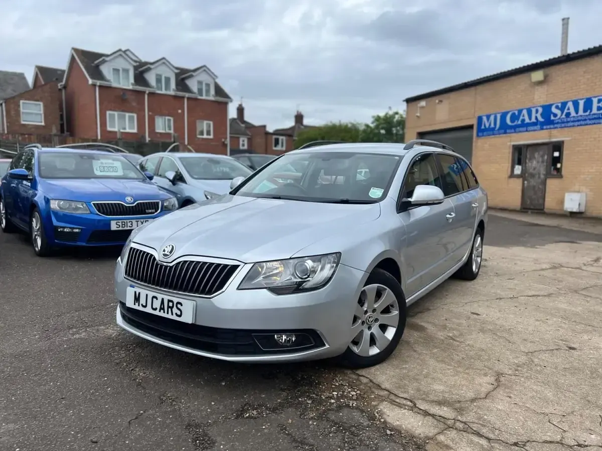 Usado Skoda Superb 140 HP (102 kW) 2013 Prateado Carrinha