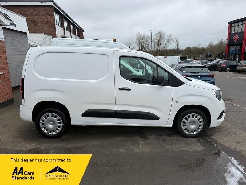 Second-hand Vauxhall Combo Sportive 100 CP (73 kW) 2019 Alb Monovolum