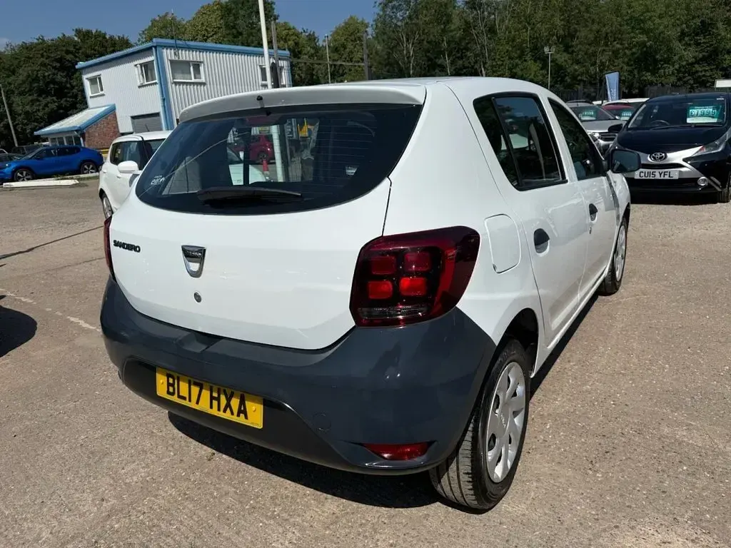 Used Dacia Sandero Acces 75 HP (55 kW) 2017 White Hatchback