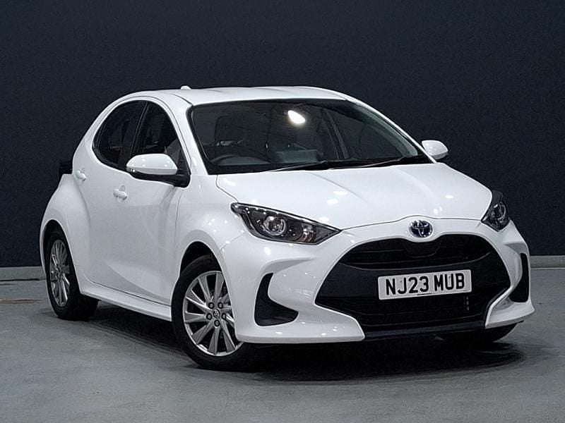 Used Toyota Yaris Hybrid 116 HP (85 kW) 2023 White Hatchback