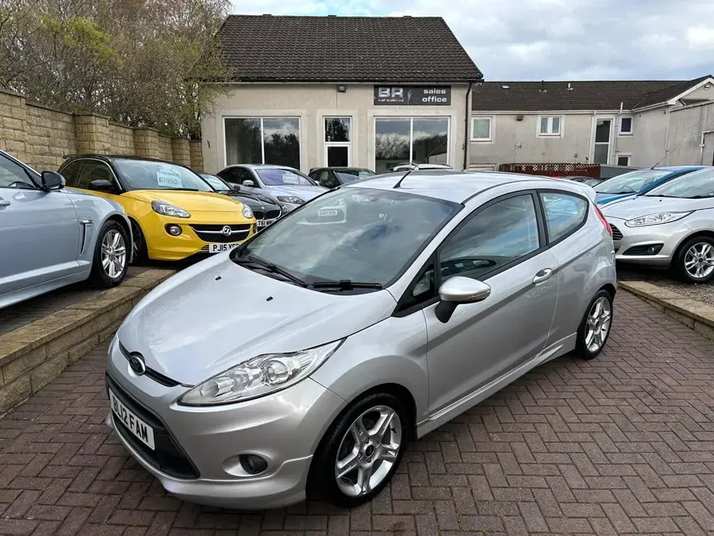 Begagnad Ford Fiesta Zetec 118 HK (86 kW) 2012 Silver Halvkombi
