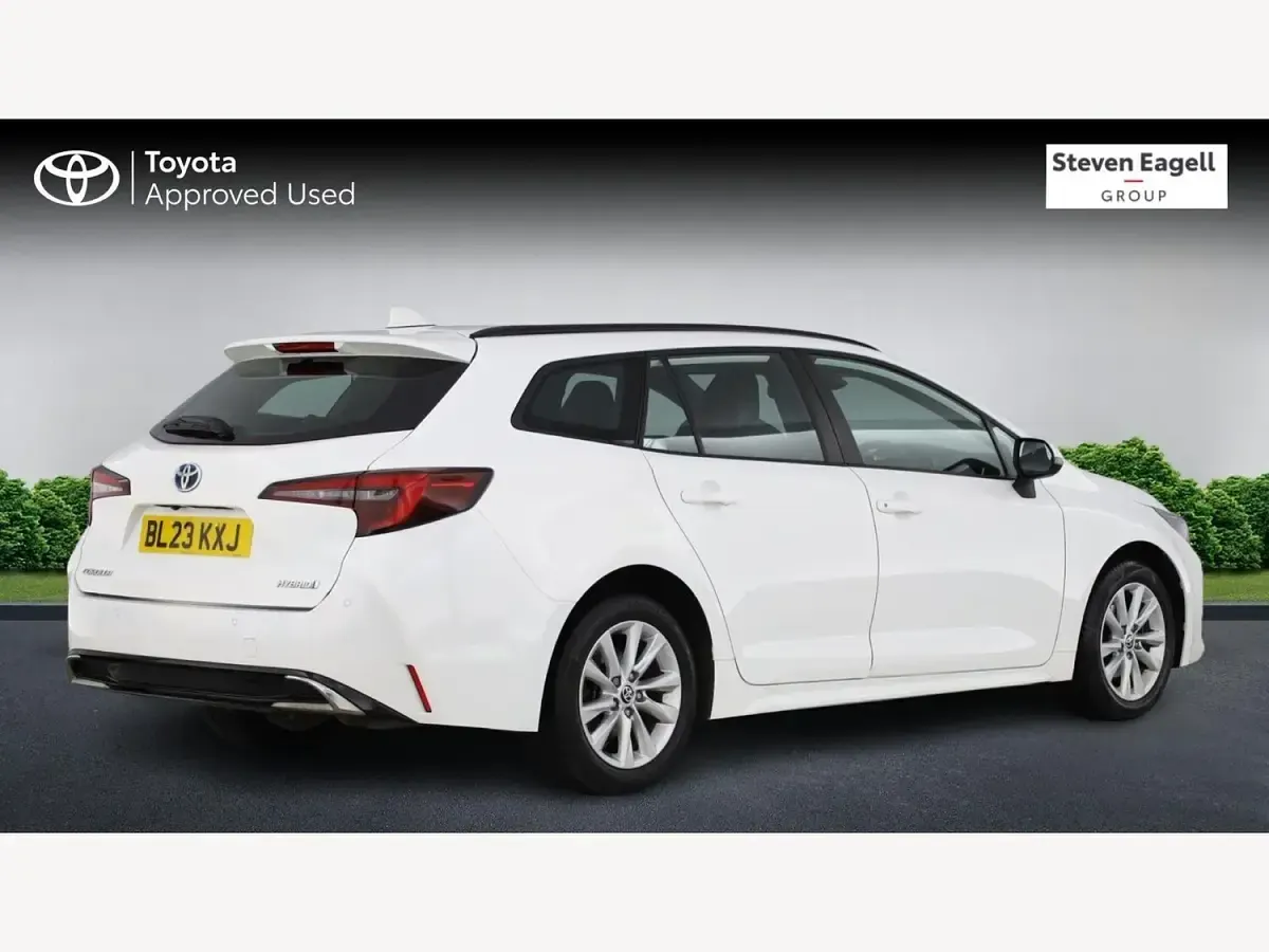 Used Toyota Corolla 140 HP (102 kW) 2023 White Estate