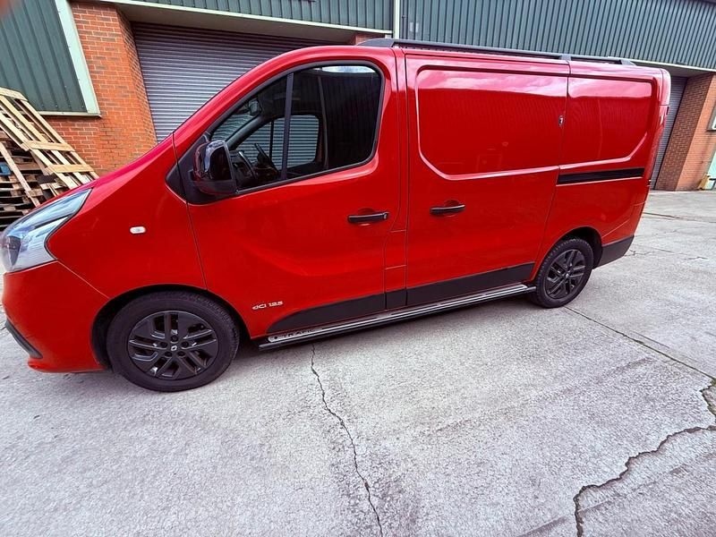 Used Renault Trafic 2016 Red MPV
