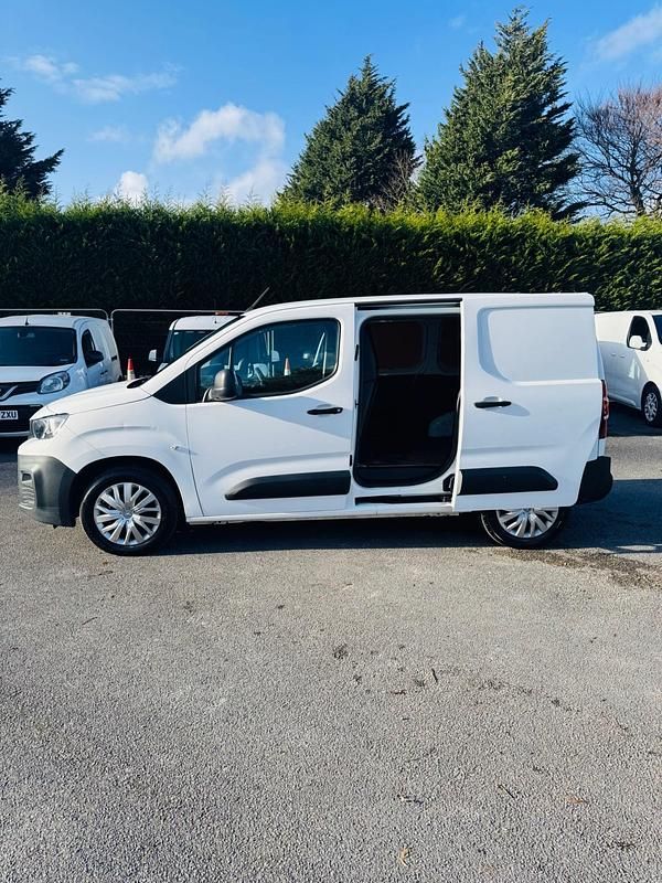 Used Peugeot Partner 131 HP (96 kW) 2021 White MPV