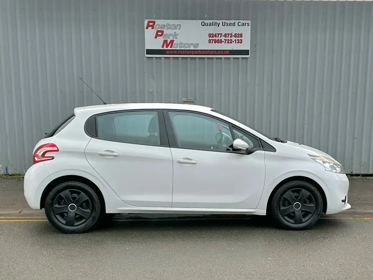 Used Peugeot 208 Access 82 HP (60 kW) 2013 White Hatchback