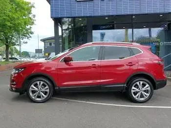 Used Nissan Qashqai N-Connecta 110 HP (80 kW) 2018 Red SUV