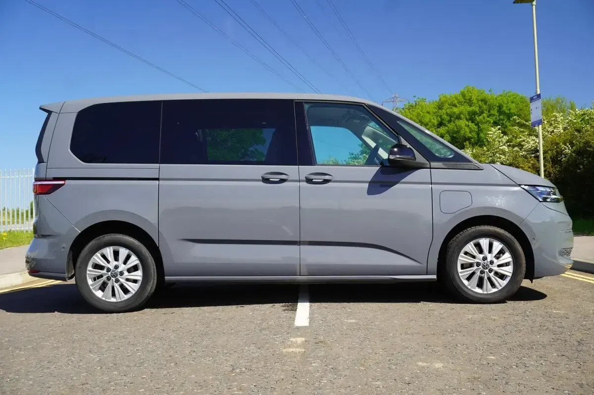 Begagnad VW Multivan Life 218 HK (160 kW) 2024 Grå Minibuss