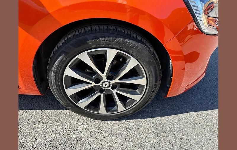 Used Renault Clio V Iconic 90 HP (66 kW) 2021 Valencia orange  Hatchback