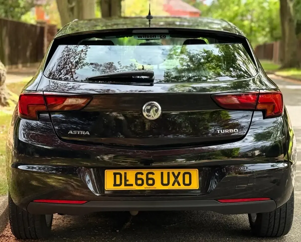 Used Vauxhall Astra Design Edition 125 HP (91 kW) 2016 Black Hatchback