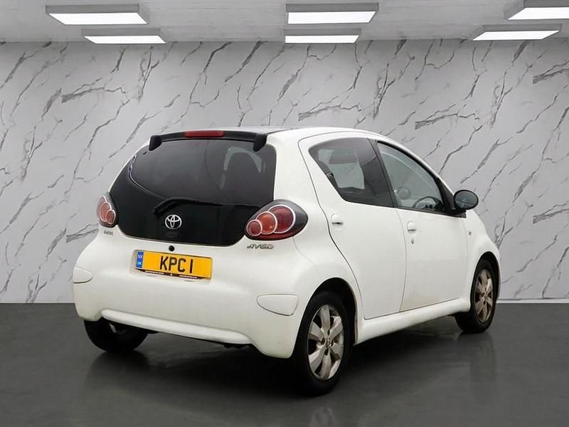 Used Toyota Aygo Style 68 HP (50 kW) 2014 White Hatchback
