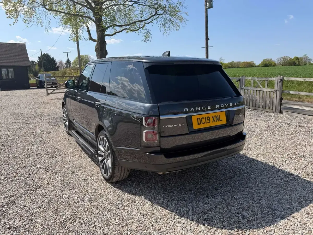 Begagnad Land Rover Range Rover Vogue SE 275 HK (202 kW) 2019 Grå SUV