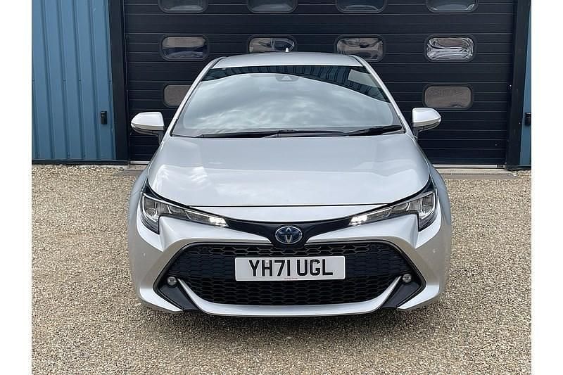 Begagnad Toyota Corolla 122 HK (89 kW) 2021 Silver Halvkombi