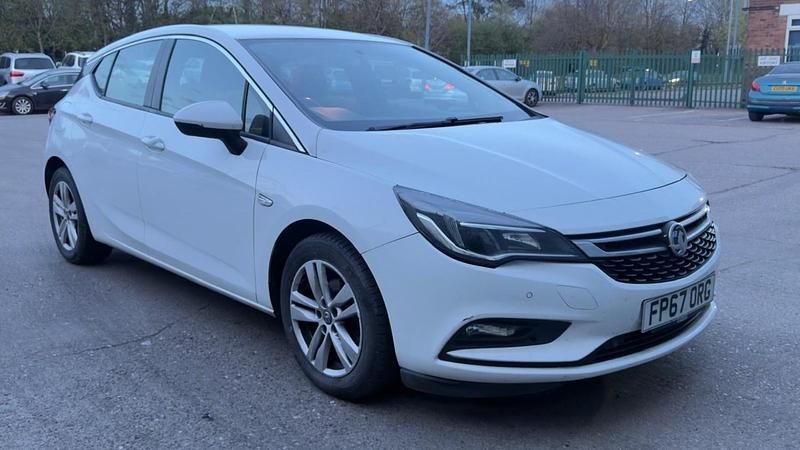 Used Vauxhall Astra 110 HP (80 kW) 2018 White Hatchback