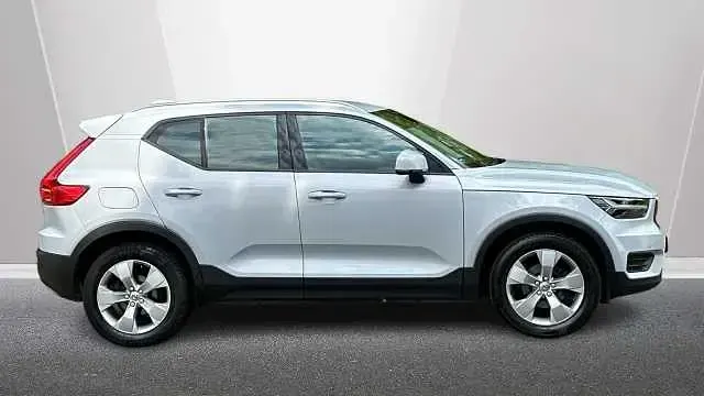 Usado Volvo XC40 Momentum 163 HP (119 kW) 2022 Prateado SUV