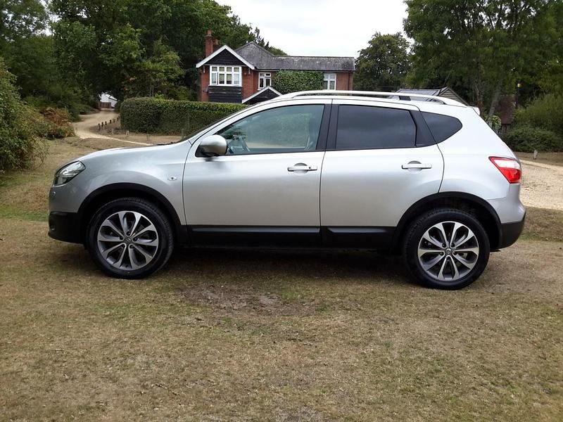 Silver metallic Used 2013 Nissan Qashqai Tekna SUV | £5,250 (Expensive) - Image 1/4