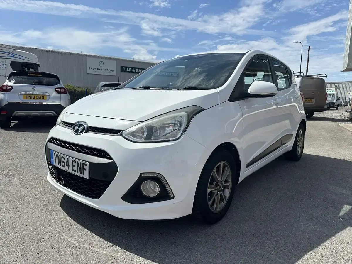 Used Hyundai i10 Premium 87 HP (63 kW) 2015 White Hatchback