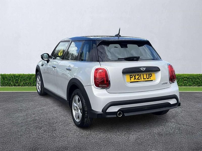 Używany Mini Cooper Classic 136 KM (100 kW) 2021 Srebrny Hatchback