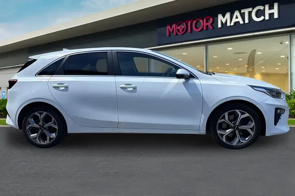 Begagnad Kia Ceed 2021 Vit Halvkombi