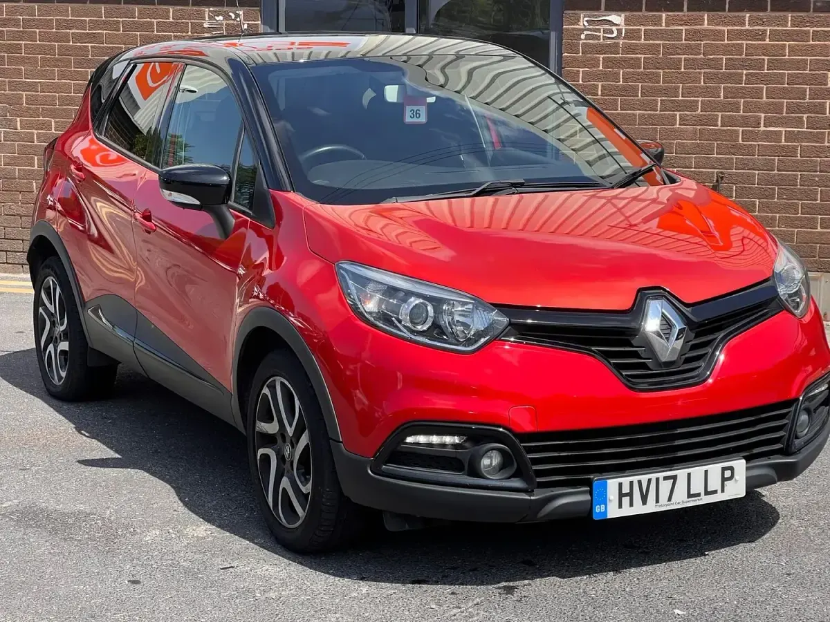 Used Renault Captur Dynamique 90 HP (66 kW) 2017 Red/black SUV