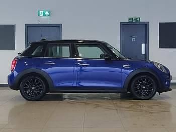 Używany Mini Cooper Classic 136 KM (100 kW) 2019 Niebieski Hatchback